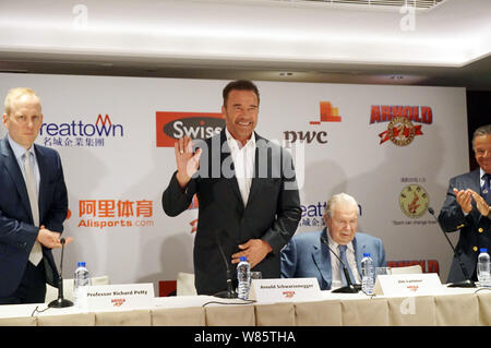 L'acteur américain et ancien gouverneur de Californie Arnold Schwarzenegger, deuxième à gauche, assiste à une conférence de presse pour l'Arnold Classic Europe pour promouvoir hea Banque D'Images