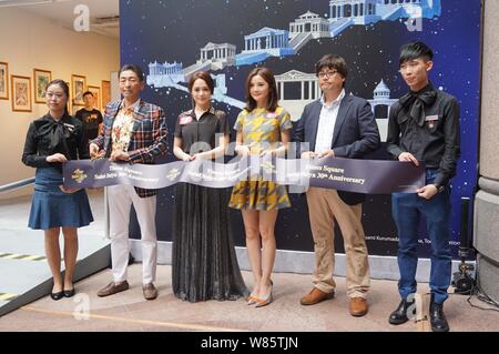 Gillian Chung, centre gauche, et Charlene Choi, centre droit, duo pop de Hong Kong Twins couper les rubans à la 30e anniversaire du salon de Saint S Banque D'Images