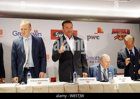 L'acteur américain et ancien gouverneur de Californie Arnold Schwarzenegger, deuxième à gauche, assiste à une conférence de presse pour l'Arnold Classic Europe pour promouvoir hea Banque D'Images