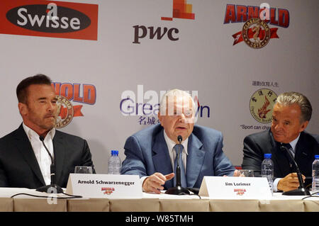 L'acteur américain et ancien gouverneur de Californie Arnold Schwarzenegger, à gauche, assiste à une conférence de presse pour l'Arnold Classic pour promouvoir une bonne santé Asie Banque D'Images
