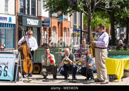 'Drug-free world' Jazz Band jouant à Solihull High Street, Solihull, West Midlands, England, United Kingdom Banque D'Images