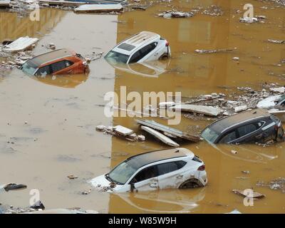 Les voitures privées sont submergés dans l'eau après avoir été lavés par les inondations causées par un orage dans une fosse de l'aire de stationnement dans un quartier résidentiel Banque D'Images