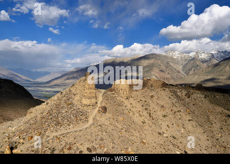 Vue sur la vallée de Wakhan dans les montagnes du Pamir, les ruines de l'Yamchun Fort et la gamme white Hindu Kush en Afghanistan, au Tadjikistan, en Asie centrale Banque D'Images