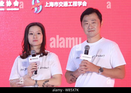 Retraite enceintes superstar tennis chinoise Li Na, à gauche, et son mari Jiang Shan assister à un événement d'intérêt public pour promouvoir 'No Alcool au volant' dans Shang Banque D'Images