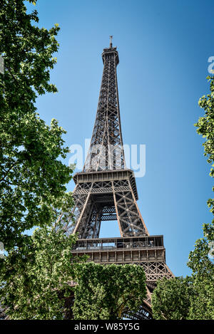 La Tour Eiffel, vue depuis le Champ de Mars à Paris, France à jour ensoleillé Banque D'Images