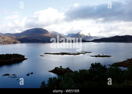 Vue sur le Loch Shieldaig à Beinn Alligin et Torridon, Wester Ross, Scotland Banque D'Images