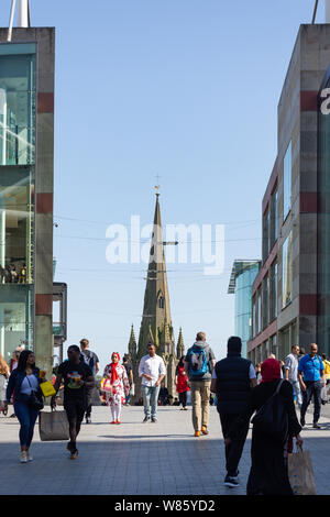 Rue centrale montrant Saint Martins spire, l'arène, Birmingham, West Midlands, England, United Kingdom Banque D'Images