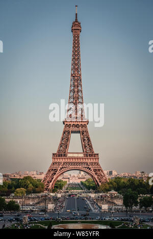 Vue sur Tour Eiffel et Champ de Mars à Paris, France at sunset Banque D'Images