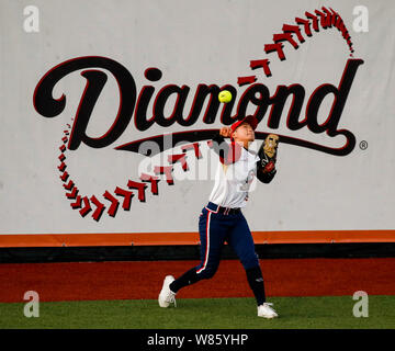 (190808) -- ROSEMONT, le 8 août 2019 (Xinhua) -- l'Eagles' Chen Jia fait un lancer au cours de la National Fast Pitch Softball match entre les Aigles et Beijing Shougang les Bandits de Chicago, à Rosemont, Illinois, États-Unis, le 7 août 2019. (Xinhua/Joel Lerner) Banque D'Images