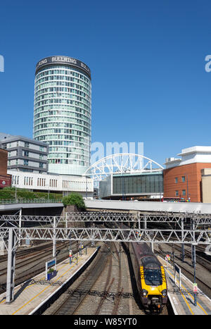 Sur la plate-forme à la gare de Birmingham New Street, Birmingham, West Midlands, England, United Kingdom Banque D'Images
