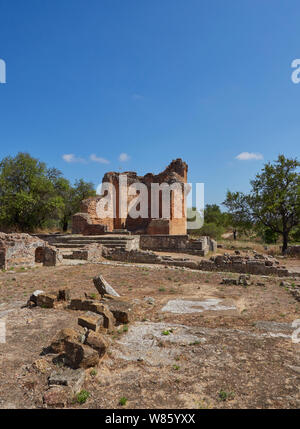 Les ruines de l'eau Romain Temple à Milreu dans la ville d'Estoi au Portugal, situé parmi les arbres et champs de l'algarve sur une chaude après-midi dans Banque D'Images