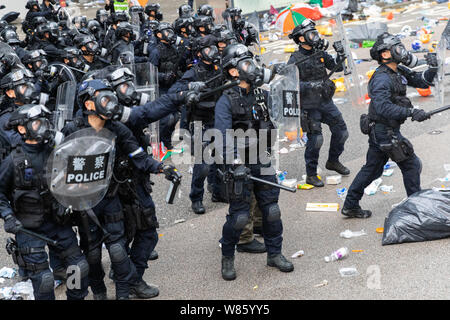 12 juin 2019 Projet de loi sur l'extradition lors d'une manifestation devant les bureaux du gouvernement du Canada en matière d'amirauté. La police anti-émeute sur une route principale à l'extérieur des bureaux du gouvernement menace les manifestants avec des matraques. Banque D'Images