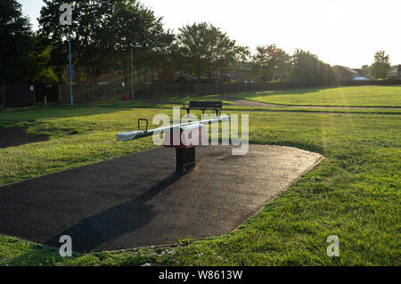 Un terrain de jeux pour enfants, en début de soirée, Caversfield, Oxfordshire Banque D'Images