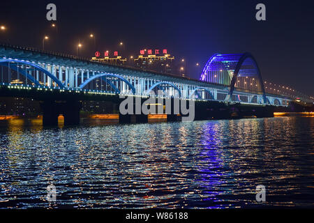 Vue de nuit de la 4ème pont du fleuve Qiantangjiang en ville nouvelle à Hangzhou Qianjiang ville, est de la Chine, la province du Zhejiang, 24 mai 2016. Banque D'Images