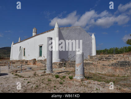 Le 16e siècle Ferme rurale préservée construite sur le site des ruines romaines de Milreu, avec ses murs blancs et des allées. Algarve, Portugal Banque D'Images