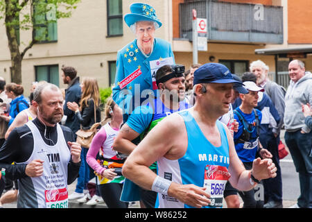 L'Angleterre, Londres, Marathon de Londres 2019, Groupe de coureurs et Découpe de carton de Sa Majesté la Reine Elizabeth II Banque D'Images