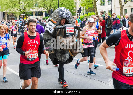 L'Angleterre, Londres, Marathon de Londres 2019, les coureurs vêtus de Rhino Modèle Banque D'Images