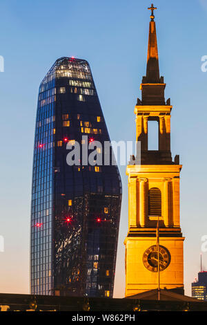 L'Angleterre, Londres, Lambeth, St.John's clocher d'église et d'un gratte-ciel de Blackfriars aka le Vase Banque D'Images