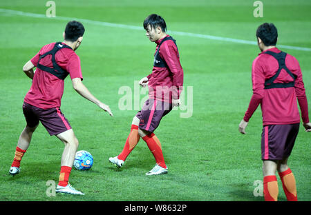 Zhang Xizhe, centre et d'autres joueurs de l'équipe nationale de football Chinois prennent part à une session de formation pour le premier match de jambe contre la Corée du Banque D'Images