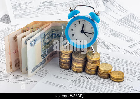 Heures, roubles papier, piles de pièces de monnaie, reçu avec l'intérêt couru sur l'électricité Banque D'Images