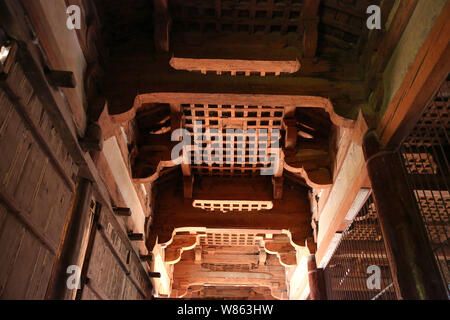 Une vue de la toiture en bois d'une salle au Temple Qiliping West Side, également connu comme le Temple de la lumière de Bouddha, sur la montagne Wutai dans Doucun Qiliping West Side village, ville, Wutai Banque D'Images