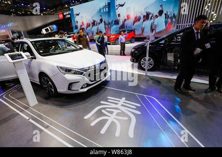 --FILE--visiteurs essayer ou regarder un Qin BYD voiture hybride plug-in sur l'affichage au cours de la 14e exposition Internationale Automobile de Beijing, également connu sous le nom de Banque D'Images