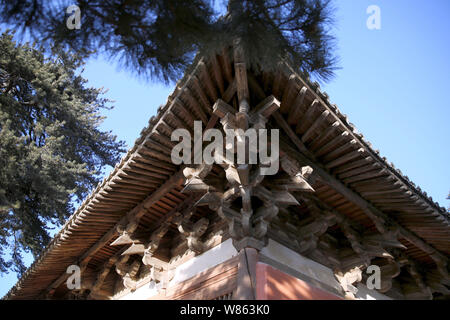 Une vue de la toiture en bois d'une salle au Temple Qiliping West Side, également connu comme le Temple de la lumière de Bouddha, sur la montagne Wutai dans Doucun Qiliping West Side village, ville, Wutai Banque D'Images
