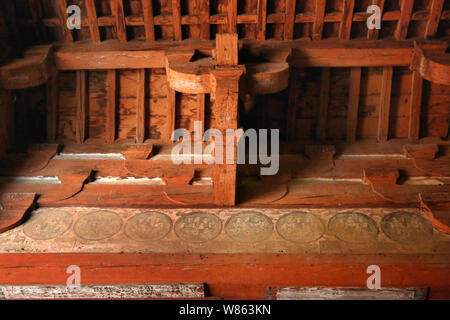Une vue de la toiture en bois d'une salle au Temple Qiliping West Side, également connu comme le Temple de la lumière de Bouddha, sur la montagne Wutai dans Doucun Qiliping West Side village, ville, Wutai Banque D'Images