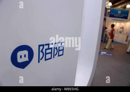 --FILE--Vue sur le stand de l'réseautage social mobile et de messagerie Momo lors d'une exposition à Shanghai, Chine, le 22 juin 2016. Momo la Chine Banque D'Images