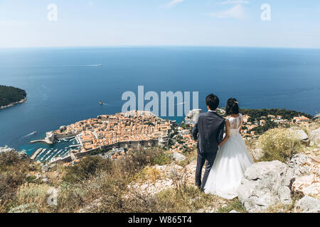 Un couple est à la recherche d'un belle vue sur Dubrovnik en Croatie. Ils ont une lune de miel Banque D'Images