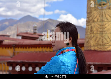 --FILE--une femme habillé en costume tibétain visite le Temple de Jokhang, ou Qokang, Monastère de Lhassa, au sud-ouest de la région autonome du Tibet de la Chine, 11 oct Banque D'Images