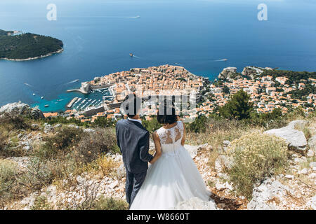 Un couple est à la recherche d'un belle vue sur Dubrovnik en Croatie. Ils ont une lune de miel Banque D'Images