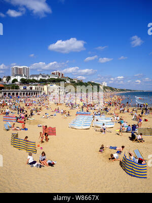 Plage bondée en été, Bournemouth, Dorset, England, United Kingdom Banque D'Images