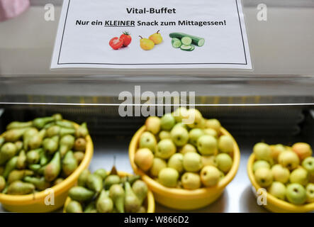 07 août 2019, Berlin : les pommes et les poires sont disponibles pour le déjeuner dans la cafétéria de l'école primaire à Wuhlheide. Photo : Jens Kalaene Zentralbild-/dpa/ZB Banque D'Images