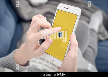 Kiev, Ukraine - le 24 janvier 2018 : Expedia app sur Apple iPhone 8 plus à la maison pour rechercher des billets Banque D'Images