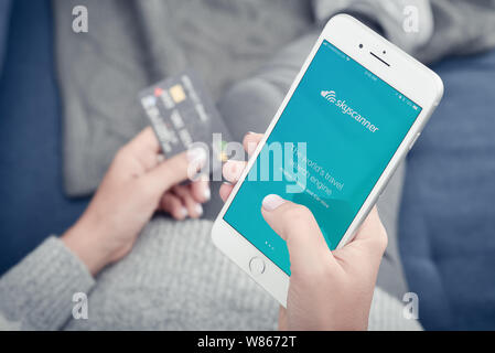 Kiev, Ukraine - le 24 janvier 2018 : skyscanner app sur Apple iPhone 8 plus à la maison pour rechercher des billets Banque D'Images
