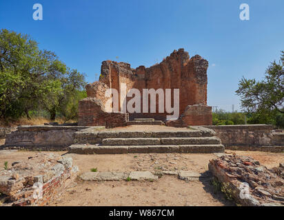 À la montée des marches vers le temple de l'eau dans les ruines romaines de Milreu dans la ville d'Estoi en Algarve du Portugal. Banque D'Images