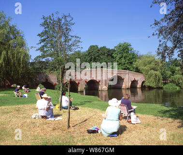 Les artistes amateurs rive dessin par scène Tamise, Sonning, Berkshire, Angleterre, Royaume-Uni Banque D'Images