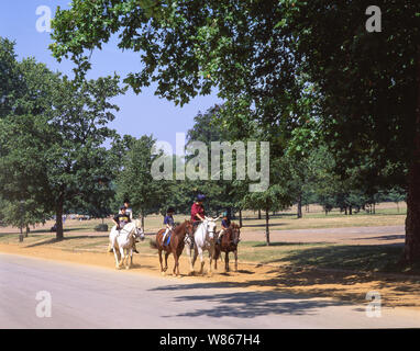 Les enfants de l'équitation dans Hyde Park, City of Westminster, London, England, United Kingdom Banque D'Images