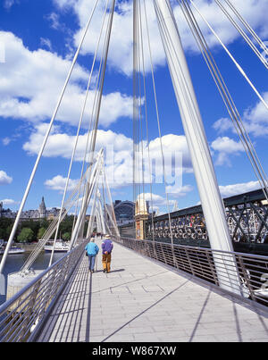 Hungerford Bridge et Golden Jubilee passerelle pour piétons à travers Tamise, London Borough of Lambeth, Greater London, Angleterre, Royaume-Uni Banque D'Images