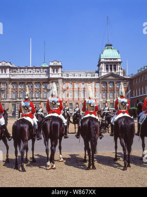 Changement De La Cérémonie De La Garde, Défilé Des Gardes Du Cheval, Whitehall, Cité De Westminster, Grand Londres, Angleterre, Royaume-Uni Banque D'Images