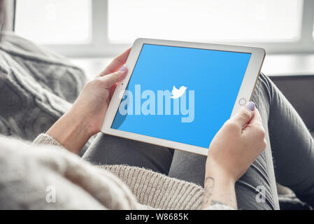 Kiev, Ukraine - 10 Février 2018 : application Twitter sur un tout nouveau iPad Apple Pro silver, 7e génération de l'iPad, développé par Apple inc. une Banque D'Images