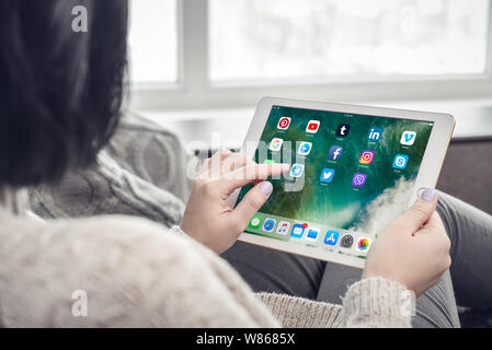 Kiev, Ukraine - 10 Février 2018 : l'utilisation de médias sociaux apps sur un tout nouveau iPad Apple Pro silver, 7e génération de l'iPad, développé par Apple i Banque D'Images