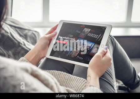 Kiev, Ukraine - 10 Février 2018 : app Netflix sur un tout nouveau iPad Apple Pro silver, 7e génération de l'iPad, développé par Apple inc. une Banque D'Images