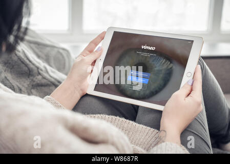 Kiev, Ukraine - 10 Février 2018 : Vimeo app sur un tout nouveau iPad Apple Pro silver, 7e génération de l'iPad, développé par Apple Inc. et Banque D'Images