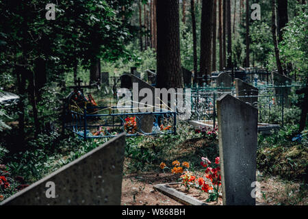 Vieux cimetière chrétien avec des pierres tombales et des croisements dans une forêt en Europe ex-Union soviétique urss Banque D'Images