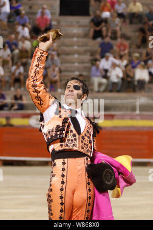 Palma, Espagne. 27 juillet, 2017. Le torero espagnol Juan Jose Padilla, également appelé "pirate" par ses fans à cause de son cache-œil, stands lors d'une corrida dans les arènes de Palma de Mallorca, et soulève un bras en l'air. Credit : Clara Margais/dpa/Alamy Live News Banque D'Images