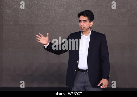 Salman Khan, fondateur de La Khan Academy, prononce un discours à l'Inaugural "Xin' Philanthropy Conference à Hangzhou City, Zhejiang Province de la Chine de l'Est Banque D'Images