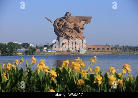 --FILE--La statue géante de l'ancien général chinois Guan Yu est exposée au Guan Gong dans le parc culturel de la ville de Jingzhou, du centre de la Chine Hubei provi Banque D'Images