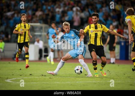 Alex Zinchenko de Manchester City Centre, défis, Nuri Sahin de Borussia Dortmund pendant le match de la Shenzhen 2016 Champions internationaux Cu Banque D'Images